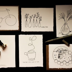 Conjunto de 5 cartões desenhados à mão em papel texturizado de alta qualidade. Bordas rasgadas e envelope artesanal autovedante.