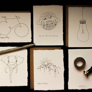 Conjunto de 5 cartões simples e modernos desenhados à mão, impressos em papel texturizado de alta qualidade. Rasga as bordas e o envelope artesanal autovedante.