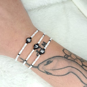 Pulsera personalizada con letra inicial, pulsera de la amistad en blanco y negro, pulsera de pareja