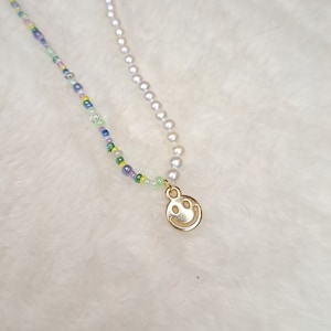 Split pearl necklace with smiley pendant, gold pendant, pastel colors