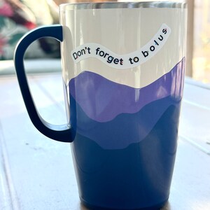 Pode incluir: Uma caneca de viagem azul e roxa com um adesivo branco que diz "Don't forget to bolus".