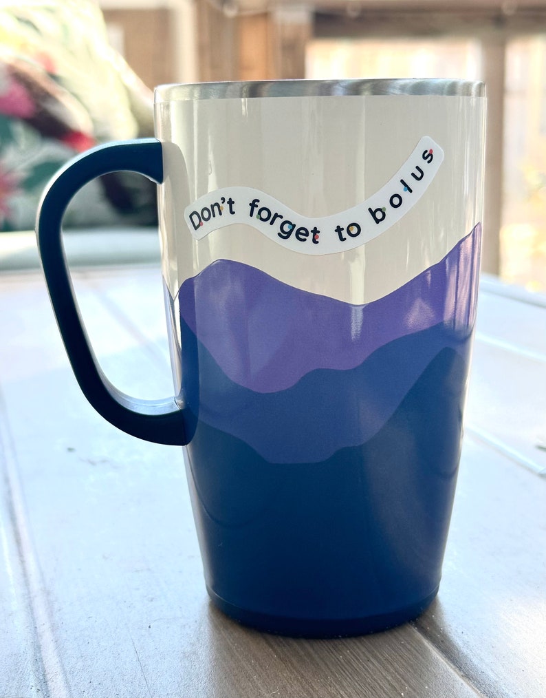Pode incluir: Uma caneca de viagem azul e roxa com um adesivo branco que diz "Don't forget to bolus".