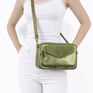 Bolso bandolera para mujer en piel y ante iridiscente, pequeño y elegante bolso con solapa, bolso compacto y chic para el día a día – 24 × 14 cm