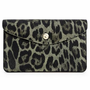 Può includere: Una pochette rettangolare con motivo leopardato nero e verde oliva metallizzato. La patta a busta è fissata con un singolo bottone a pressione centrale in metallo dorato. La superficie presenta una finitura testurizzata.