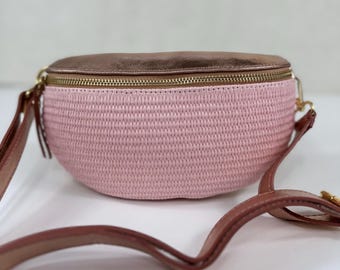 Women's leather and straw fanny pack – Chic summer belt, natural boho shoulder bag