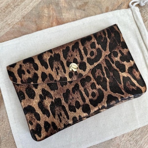 Porta-moedas em couro de vaca com camurça de leopardo brilhante