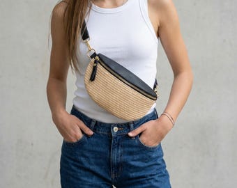 Women's leather and straw fanny pack – Chic summer belt, natural boho shoulder bag