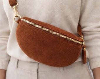 Banane en cuir suédé – Sac ceinture ajustable – Fait main – Format 23×14 cm – Élégance décontractée