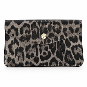 Può includere: Una pochette rettangolare a busta con motivo leopardato in bronzo metallizzato e nero. La patta è chiusa da un bottone a pressione centrale in metallo dorato. Il disegno è uniforme su tutta la superficie anteriore dell'accessorio.