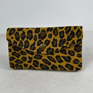 Leopard print suede leather coin purse – Size 15×9 cm – Button closure