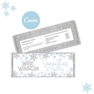 Könnte beinhalten: Ein silberner und blauer Schokoladenriegel-Wrapper im Winterwunderland-Stil mit Schneeflocken und dem Text "Winter Wonderland Samantha's 1st Birthday". Der Wrapper enthält auch ein Nährwert-Etikett mit dem Text "Nutrition Facts Serving Size: 1" und "Amount Per Serving % Daily Value Family & Friends 100% Laughter 100% Love 100% Hugs & Kisses 100%"