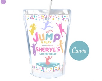 Peut inclure: Une poche en plastique transparente avec une paille, décorée de confettis colorés et de silhouettes d'enfants qui sautent. La poche porte une étiquette qui dit "Let's Jump & Play" et "Sheryl's 5th Birthday".