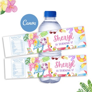 Peut inclure: Étiquette de bouteille d'eau avec un fond bleu et blanc sur le thème d'une fête à la piscine. L'étiquette représente un flamant rose, des bouées de piscine, des lunettes de soleil et de la crème glacée. Le texte sur l'étiquette indique "Pool Party" et "Sheryl a 5 ans !"