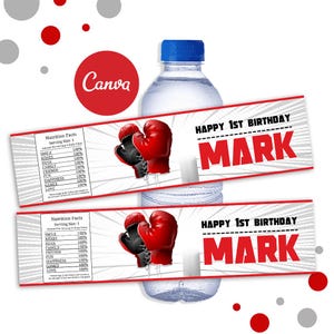 Może przedstawiać: Etykieta na butelkę wody z grafiką czerwonej i czarnej rękawicy bokserskiej. Etykieta zawiera napis "Happy 1st Birthday Mark" i sekcję informacji o wartościach odżywczych z humorystyczną listą składników, takich jak "uśmiechy", "przytulasy" i "szczęście".