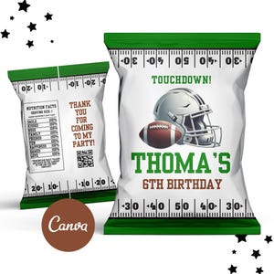 Pode incluir: Saco de batatas fritas verde e branco com um capacete de futebol americano e um design de bola de futebol. O saco diz "Touchdown!" e "Thoma's 6th Birthday".