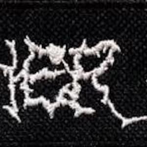 Op de afbeelding: Witte geborduurde patch met de tekst "BATCHER" in een gekarteld, gotisch lettertype.