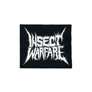 Op de afbeelding: Zwart-wit geborduurde patch met de tekst "INSECT WARFARE" in een gestileerd lettertype.