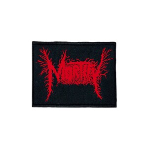 Könnte beinhalten: Schwarzer gestickter Patch mit einem roten "MORTIFY"-Logo in einer stilisierten Schriftart mit gezackten Kanten.