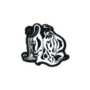 Peut inclure: Patch brodé noir et blanc avec une image stylisée d'une bougie et de la fumée, avec le mot "Dead" écrit dans une police stylisée.