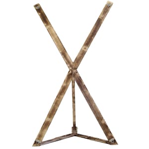 Könnte beinhalten: Ein Holz-Dreibeinständer mit rustikalem braunen Finish. Der Ständer hat eine dreieckige Basis und drei Beine, die sich oben kreuzen. Der Ständer ist aus Naturholz gefertigt und hat einen Used-Look.
