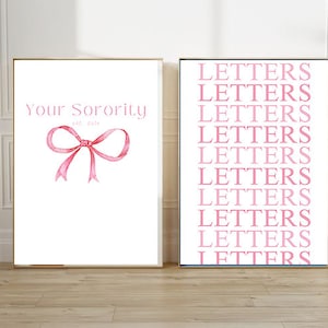 Puede incluir: Dos impresiones enmarcadas. La impresión de la izquierda presenta el texto "Your Sorority est. 2016" sobre un lazo de acuarela en tonos rosas. La impresión de la derecha muestra la palabra "LETTERS" repetida verticalmente en rosa.