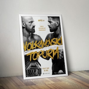 Puede incluir: Un póster que anuncia una pelea de UFC entre Alexander Volkanovski e Islam Makhachev. El póster presenta una imagen en blanco y negro de los dos luchadores enfrentados. El texto "UFC 298" está en la esquina superior izquierda del póster. El texto "WORLD FEATHERWEIGHT CHAMPIONSHIP" está en el centro del póster. El texto "VOLKANOVSKI TOPURIA" está en letras doradas grandes en el medio del póster. El texto "FEB 17 SAT ON PPV crypto.com" está en la parte inferior central del póster.