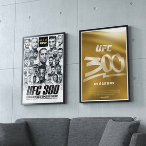 Peut inclure: Deux affiches annonçant l'UFC 300. L'affiche de gauche présente un collage de combattants en noir et blanc. L'affiche de droite présente le texte "UFC 300" en lettres dorées sur un fond doré. Le texte "APR 13 SAT 8PM PPV" est situé sous le texte UFC 300.