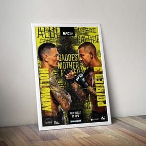 Peut inclure: Une affiche encadrée avec deux combattants de l'UFC face à face, avec le texte "Baddest Mother F*cker" au centre. L'affiche a un fond jaune et noir avec le logo UFC 318 et la date du 19 juillet, samedi, en PPV.