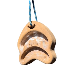 EquiGrip: colgador portátil ergonómico para entrenamiento de escalada con presas de 20+10/15 mm.