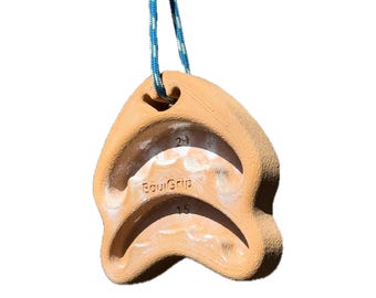 EquiGrip: trave ergonomica portatile per allenamento di arrampicata con 20+10/15 prese.