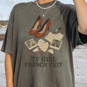 Camiseta francesa com estampa de saída de garota da TV, camiseta romântica grunge suave, camiseta vintage com colagem de cartas de amor, camiseta Polaroid com estética dos anos 60, indie pop triste