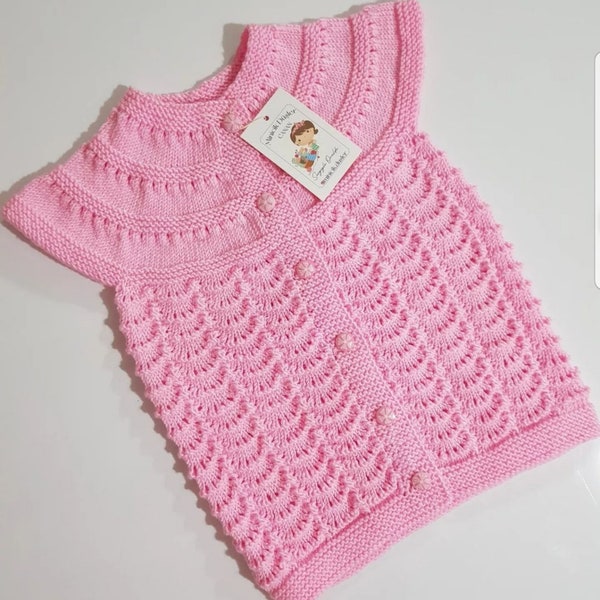 Handgestrickte Babyweste mit Bio-Garn gestrickt