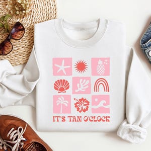Es ist Tan O'Clock T-Shirt | Sommerferien ästhetisches Sweatshirt | Beachy Tropical Vibes T-Shirt | Küstenleben Grafik-Shirt für Frauen