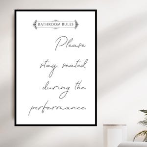 Pode incluir: Um sinal preto e branco com o texto "Bathroom Rules" e a frase "Please stay seated during the performance" escrita em itálico.