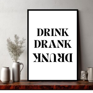 Pode incluir: Arte de parede imprimível em preto e branco com o texto "DRINK DRANK DRUNK" em um tipo de letra em negrito.