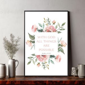 Pode incluir: Uma impressão de arte imprimível branca com um design floral em aquarela em tons de rosa e verde. A impressão apresenta o texto "Com Deus, todas as coisas são possíveis" com a referência bíblica "Mateus 19:26".