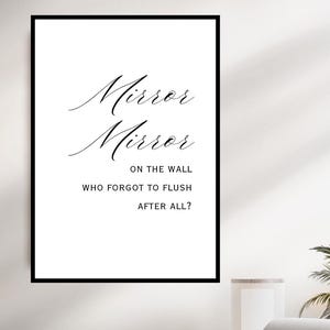 Pode incluir: Arte de parede imprimível em preto e branco com o texto "Espelho, espelho na parede, quem esqueceu de dar descarga depois de tudo?"