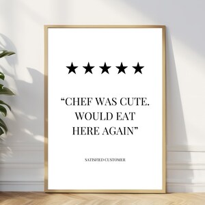 Puede incluir: Un diseño de arte de pared imprimible en blanco y negro con cinco estrellas y el texto "CHEF WAS CUTE. WOULD EAT HERE AGAIN." El texto "SATISFIED CUSTOMER" está debajo de la cita.