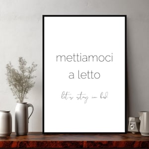 Peut inclure: Affiche murale imprimable en noir et blanc avec le texte "mettiamoci a letto" en italien et "let's stay in bed" en anglais.