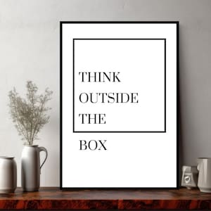 Może przedstawiać: Czarno-biała, drukowana grafika ścienna z tekstem "THINK OUTSIDE THE BOX" w kwadratowej ramie.