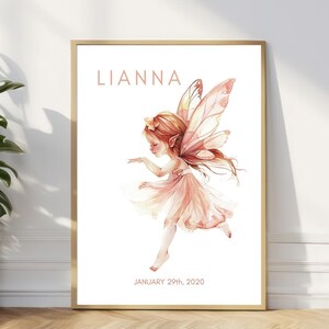 Pode incluir: Uma ilustração em aquarela de uma fada com asas cor-de-rosa e um vestido cor-de-rosa. A fada está voando e tem uma coroa de flores na cabeça. O texto "LIANNA JANUARY 29th, 2020" está impresso abaixo da fada.