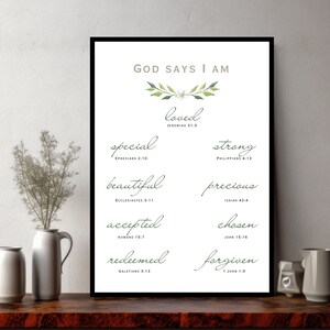 Pode incluir: Um pôster branco imprimível com folhas verdes e o texto "GOD SAYS I AM" com uma lista de afirmações positivas e versículos bíblicos correspondentes.
