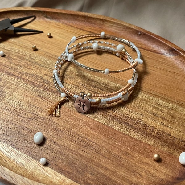 Bracelets multirangs artisanal personnalisé à fil mémoire, perles rocailles en verre, breloque signe astrologique, idée cadeau anniversaire