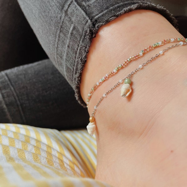 Chevillère/bracelet de cheville estival artisanal, chaîne fine acier inoxydable, insertion perles multicolores et coquillages, idée cadeau