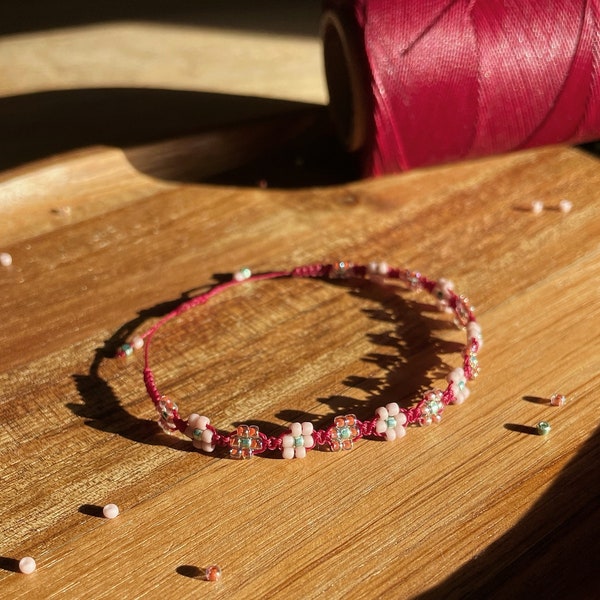 Bracelet fleurs minimaliste et romantique artisanal tressé macramé, coloré avec perles rocailles en verre, idée cadeau Saint-Valentin