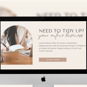 Könnte beinhalten: Ein Computerbildschirm zeigt eine Website mit dem Text "NEED TO TIDY UP? your online business". Die Website hat einen hellbeigen Hintergrund mit einem braunen Holztisch und einer Frau, die im Hintergrund in ein Notizbuch schreibt.