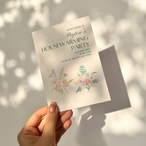 Modelo de convite para festa de inauguração de casa floral em amarelo claro, cartão para casa nova, convite para jantar, convite para festa em casa, modelo Canva