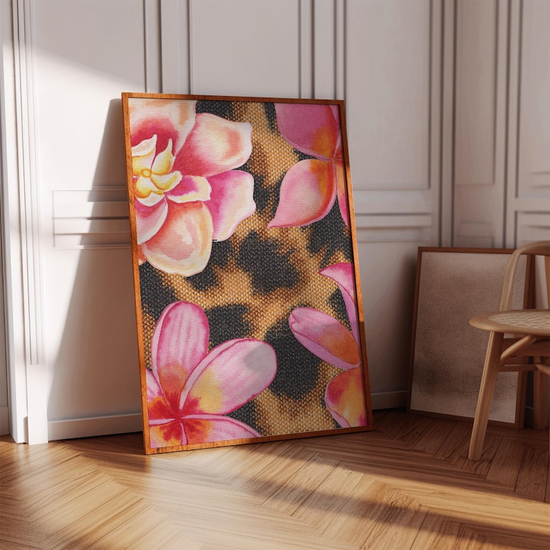 Puede incluir: Una impresi&oacute;n enmarcada con un dise&ntilde;o floral con flores rosas y amarillas sobre un fondo de estampado de leopardo marr&oacute;n y negro.