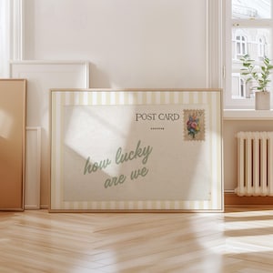 How Lucky Are We Poster, Butter Yellow Stripes, Vintage Ästhetische Wanddrucke für Wohnheim, Wohnung oder Haus, bedruckbar