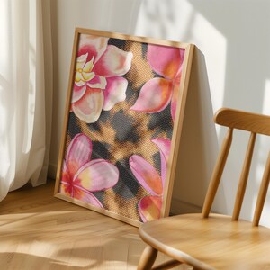 Puede incluir: Una impresi&oacute;n enmarcada con un patr&oacute;n floral con flores rosas y un fondo de estampado de leopardo.
